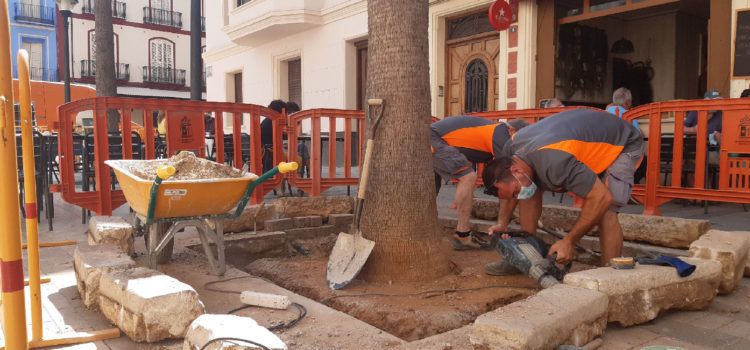 La Brigada d’Obres i Serveis rebaixa els escocells de la plaça de Sant Bartomeu