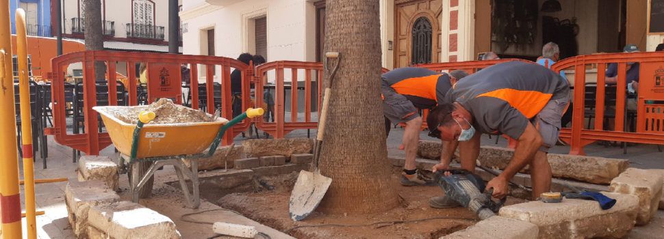 La Brigada d’Obres i Serveis rebaixa els escocells de la plaça de Sant Bartomeu