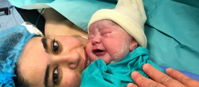 Una mujer da a luz un bebé sano tras 24 días en la UCI del Hospital de Vinaròs por COVID-19