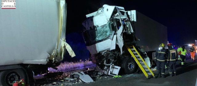Accidente con dos camiones implicados en la AP7, término de Alcalà