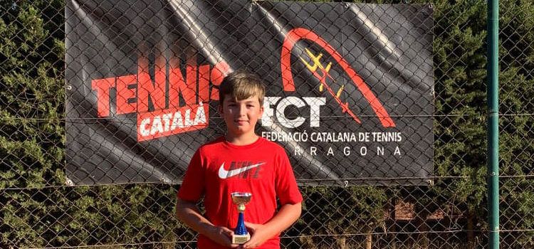 Marcos Torres Gombau, de l’escola de tennis “La Closa” de Vinaròs, campió del torneig de Reus