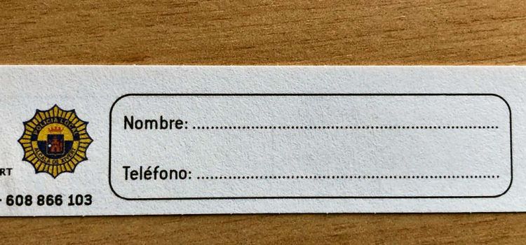 L’Ajuntament d’Alcalà-Alcossebre reparteix polseres identificatives per a menors