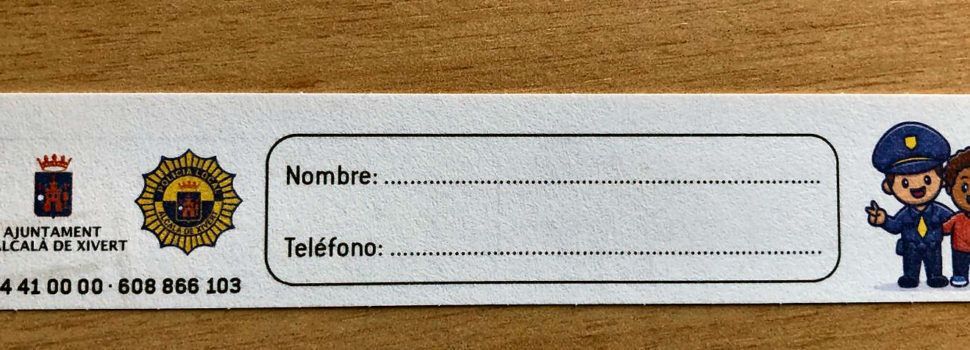 L’Ajuntament d’Alcalà-Alcossebre reparteix polseres identificatives per a menors