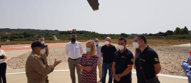 La consellera, Gabriela Bravo, visita l’heliport de Tírig