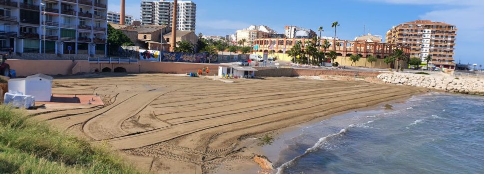 L’Ajuntament adequa les platges del Clot i Fortí amb l’aportació d’arena