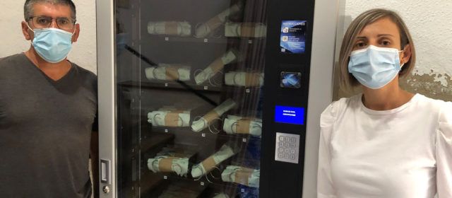 L’Ajuntament d’Alcalà-Alcossebre instal·la màquines repartidores de bosses compostables per a fomentar el reciclatge d’escombraries orgàniques