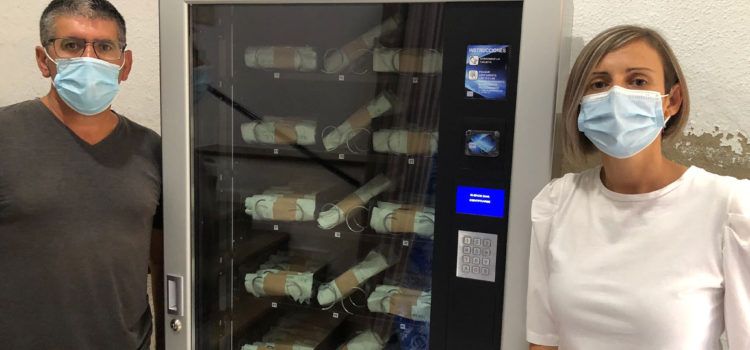 L’Ajuntament d’Alcalà-Alcossebre instal·la màquines repartidores de bosses compostables per a fomentar el reciclatge d’escombraries orgàniques