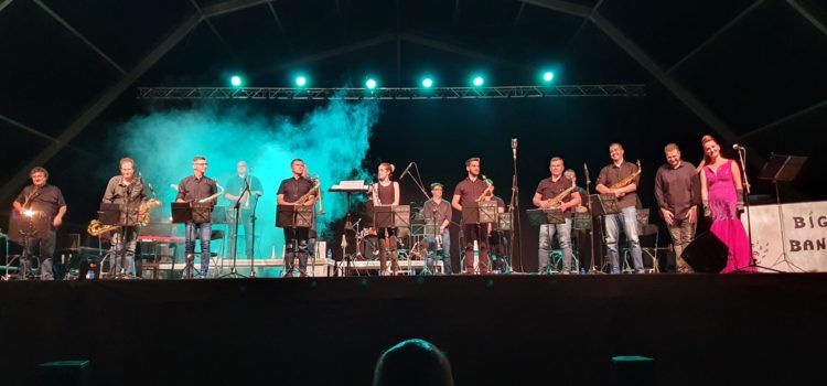 Vídeos i fotos: La Big Band Band d’Alcanar reapareix al Vinaròs Arena