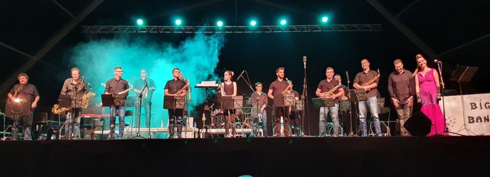 Vídeos i fotos: La Big Band Band d’Alcanar reapareix al Vinaròs Arena