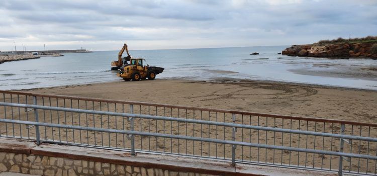 La Generalitat está ejecutando las obras de reparación de la playa del Clot de Vinaròs afectada por el último temporal