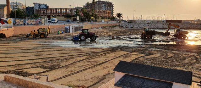Fotos: Intensificats els treballs a la platja del Clot de Vinaròs