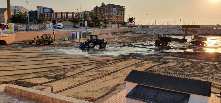 Fotos: Intensificats els treballs a la platja del Clot de Vinaròs