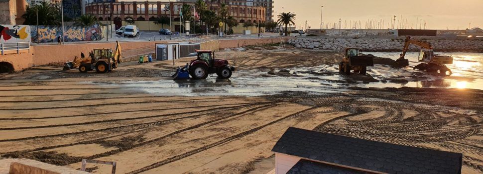 Fotos: Intensificats els treballs a la platja del Clot de Vinaròs