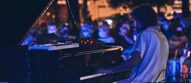 Vinaròs acomiada el II FVAE amb un últim espectacle al jardí del Convent de Sant Francesc