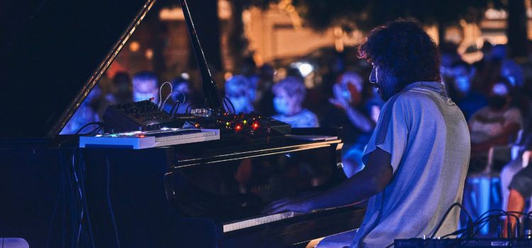 Vinaròs acomiada el II FVAE amb un últim espectacle al jardí del Convent de Sant Francesc