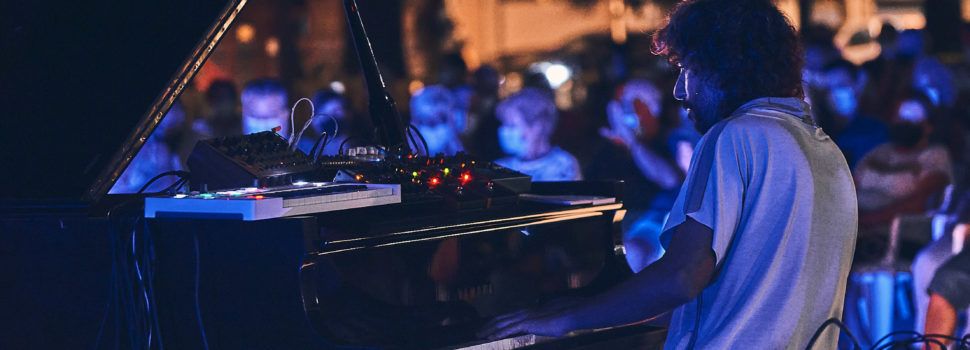 Vinaròs acomiada el II FVAE amb un últim espectacle al jardí del Convent de Sant Francesc