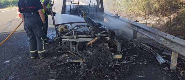 Incendio de autocaravana que afecta a vegetación en Alcalà