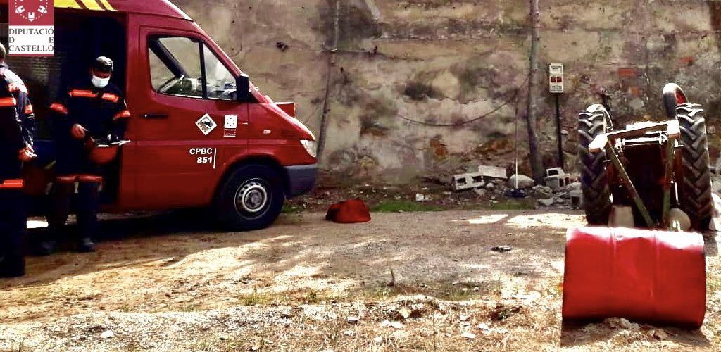Fallece al volcar su tractor en Albocàsser