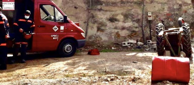 Fallece al volcar su tractor en Albocàsser