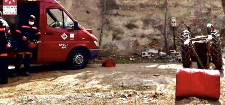 Fallece al volcar su tractor en Albocàsser