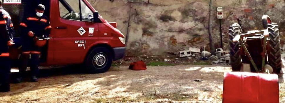 Fallece al volcar su tractor en Albocàsser
