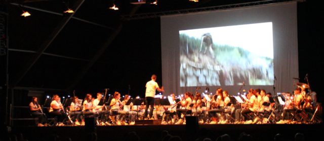 25 aniversario de la banda juvenil de La Alianza con buena música de cine y agasajos