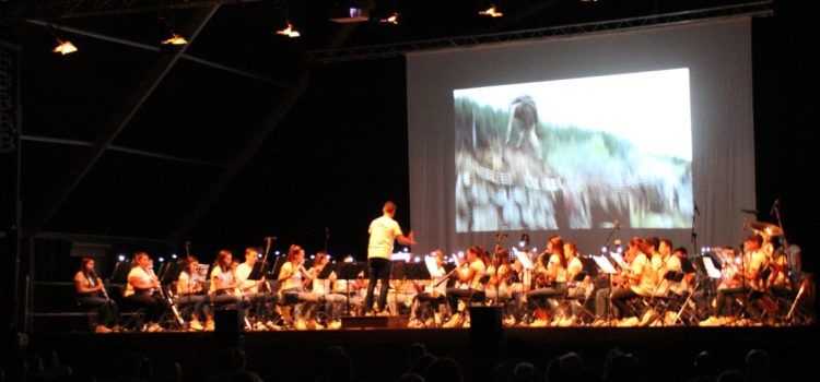 25 aniversario de la banda juvenil de La Alianza con buena música de cine y agasajos