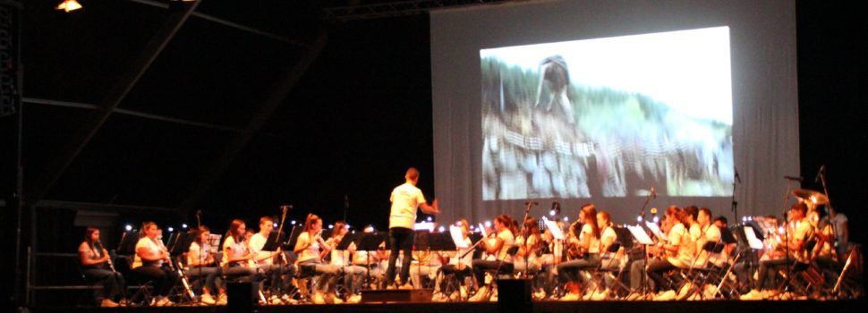 25 aniversario de la banda juvenil de La Alianza con buena música de cine y agasajos