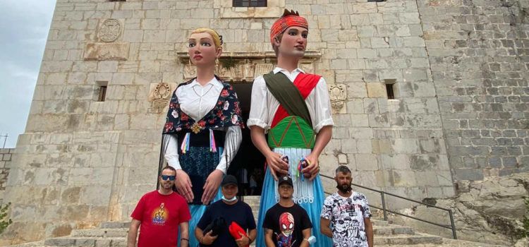 Bateig de carrer dels nous gegants de Peníscola, portats per geganters de Vinaròs