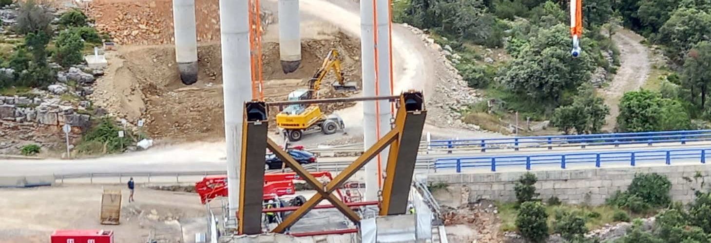 Toma forma el arco metálico del puente de la Bota en la N-232