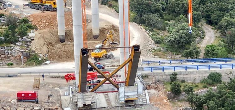 Toma forma el arco metálico del puente de la Bota en la N-232