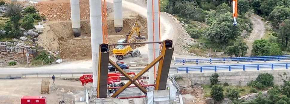 Toma forma el arco metálico del puente de la Bota en la N-232