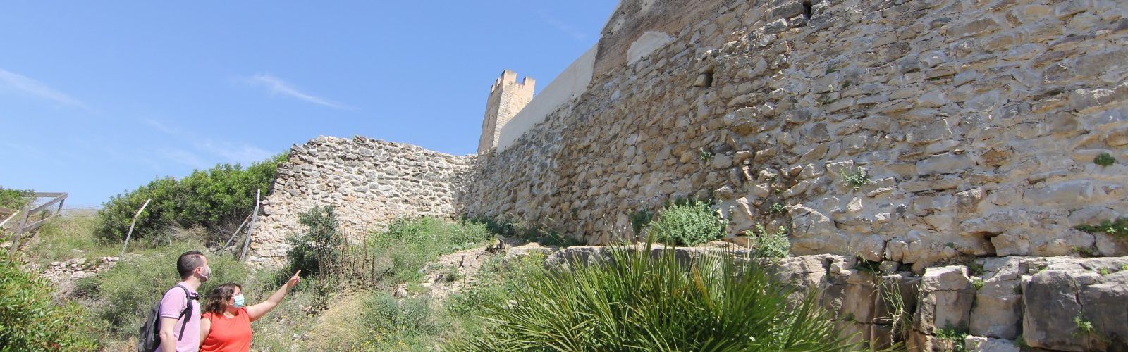 La muralla de l’Albacar del castell de Xivert llueix com nova gràcies a una inversió de 40 mil euros de la Diputació