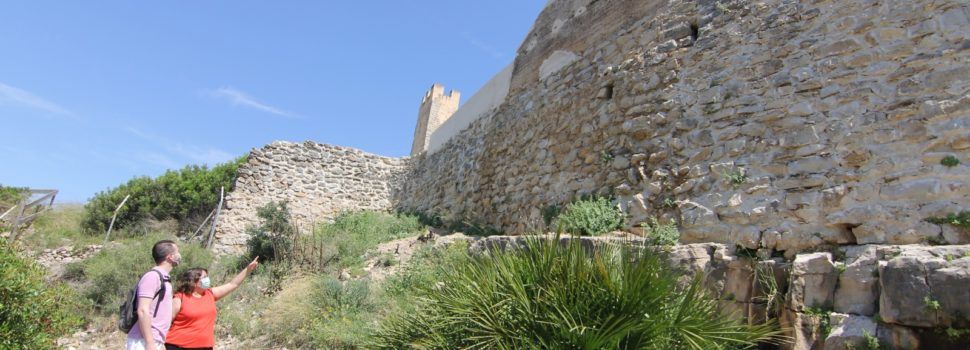 La muralla de l’Albacar del castell de Xivert llueix com nova gràcies a una inversió de 40 mil euros de la Diputació