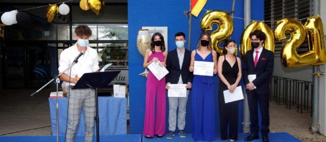 Els guanyadors del X Certamen de Treballs de Recerca d’Alcanar cedeixen els seus treballs a la Biblioteca Trinitari Fabregat