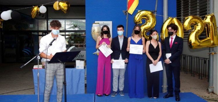 Els guanyadors del X Certamen de Treballs de Recerca d’Alcanar cedeixen els seus treballs a la Biblioteca Trinitari Fabregat