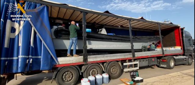 La Guardia Civil incauta una embarcación rápida oculta en un remolque en el Delta de l’Ebre