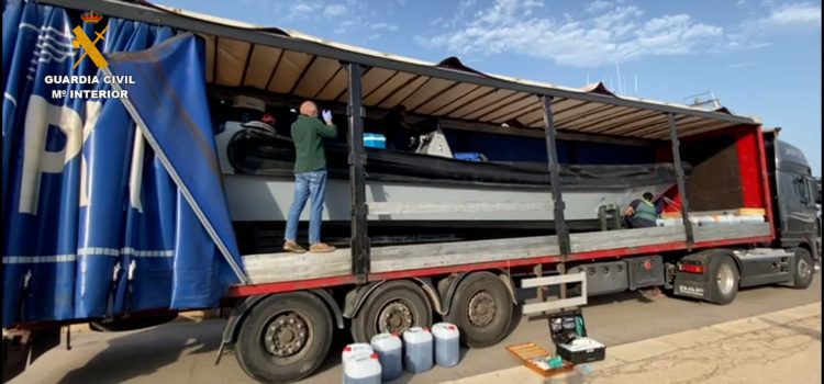 La Guardia Civil incauta una embarcación rápida oculta en un remolque en el Delta de l’Ebre