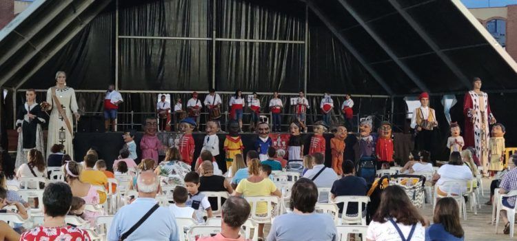 Els nanos i gegants de Vinaròs “salten a l’arena” amb la trompeta de Toni Barberà