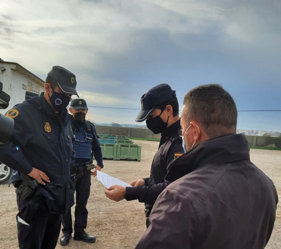 La Policía de la Generalitat detiene a 70 personas y detecta 126 empresas ilegales durante el primer semestre del año