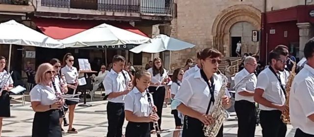 Les bandes comencen a desfilar, com a Sant Mateu