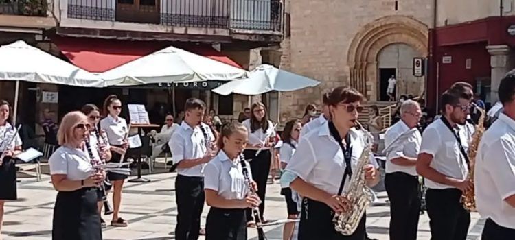 Les bandes comencen a desfilar, com a Sant Mateu