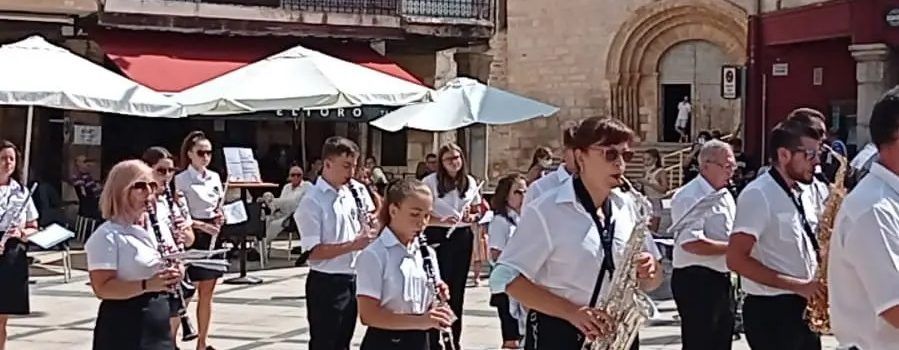 Les bandes comencen a desfilar, com a Sant Mateu