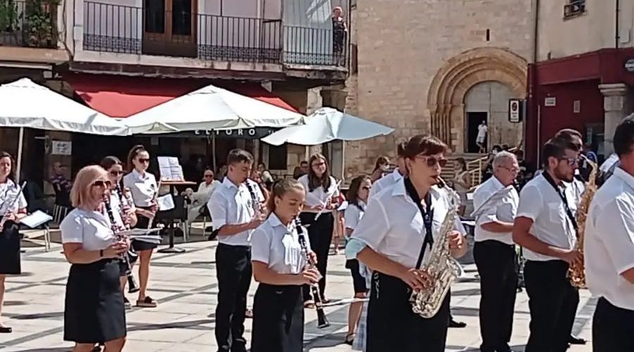 Les bandes comencen a desfilar, com a Sant Mateu