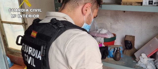 La Guardia Civil retira y destruye una granada de mano de la pasada guerra civil