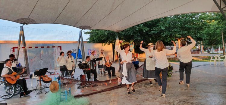 Vídeos i fotos: actuació de la rondalla Mar i Terra