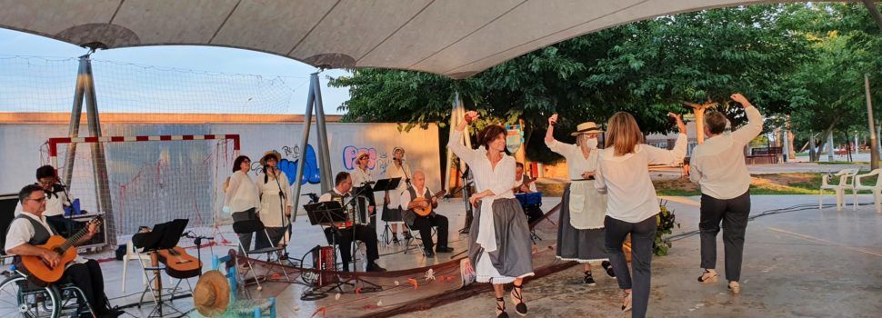 Vídeos i fotos: actuació de la rondalla Mar i Terra