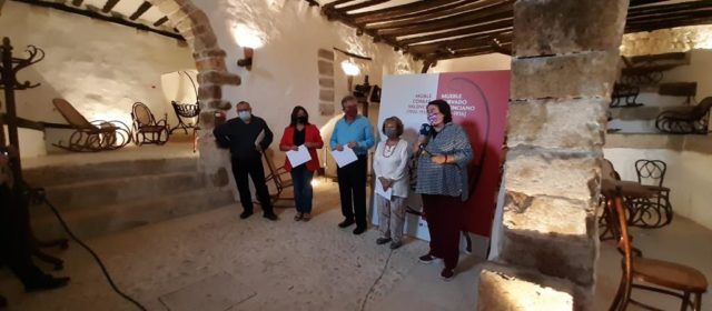 La diputada de Cultura inaugura a les Coves de Vinromà una exposició sobre mobiliari antic, amb participació de la Fundació Caixa Vinaròs