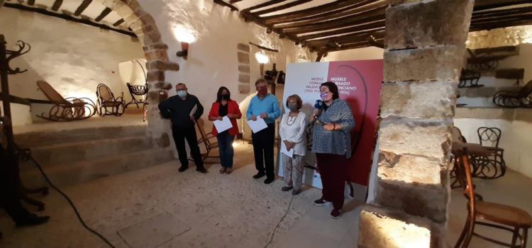 La diputada de Cultura inaugura a les Coves de Vinromà una exposició sobre mobiliari antic, amb participació de la Fundació Caixa Vinaròs