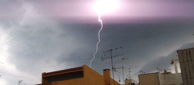 Vídeos i fotos: Un dissabte de tempestes